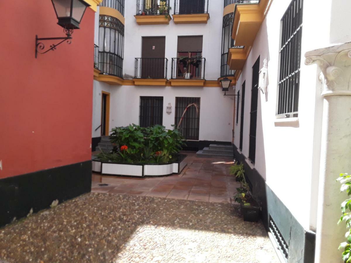Junto a casa pilatos Sevilha Exterior foto